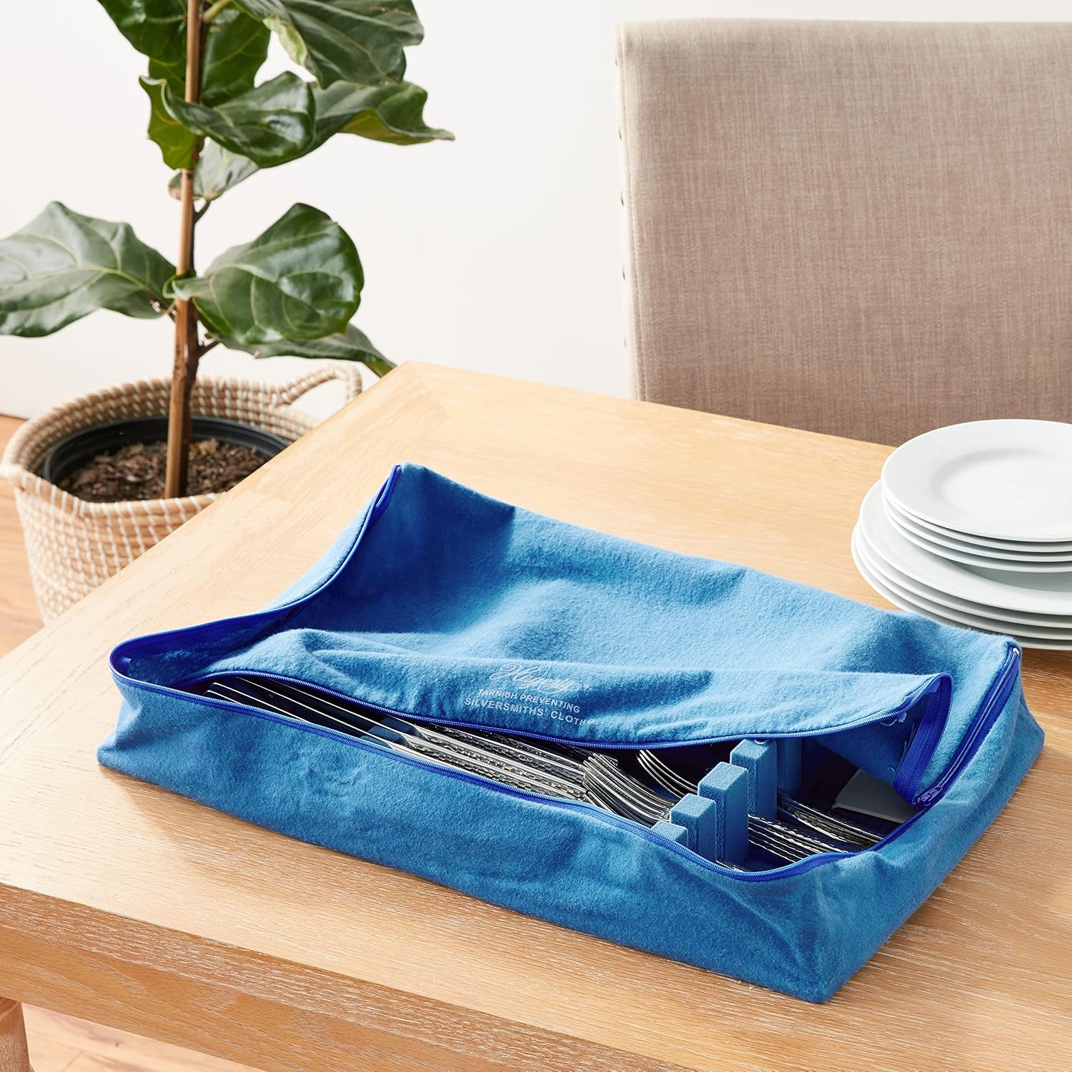 Storing Flatware Like a Collector: Tarnish-Proof Chests, Felt Liners, and the Case for a Proper Silverware Cabinet